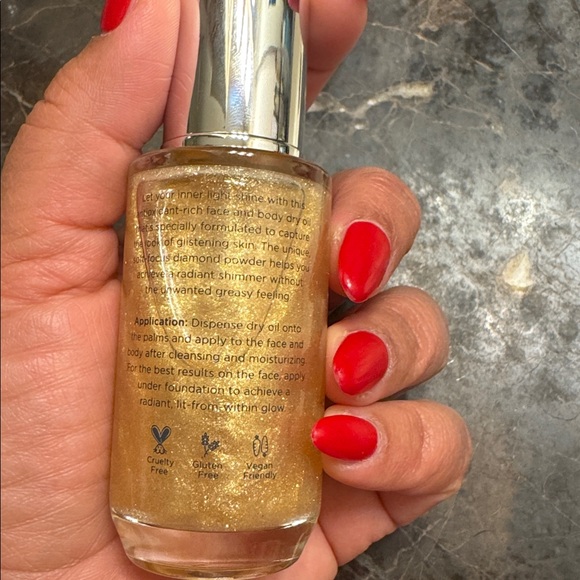 Pur Gold Highlighter oil, refer to the video- it transforms dull skin into glowy - Picture 3 of 9